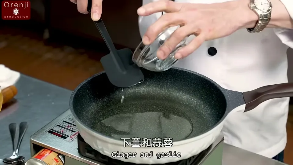 Fry the ginger and garlic in oil
