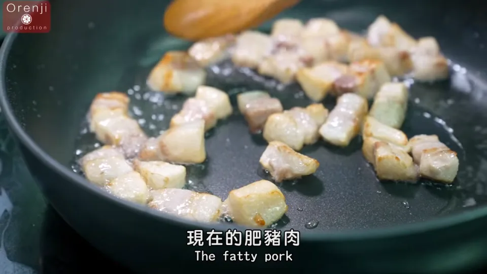 加入調料慢火炆煮