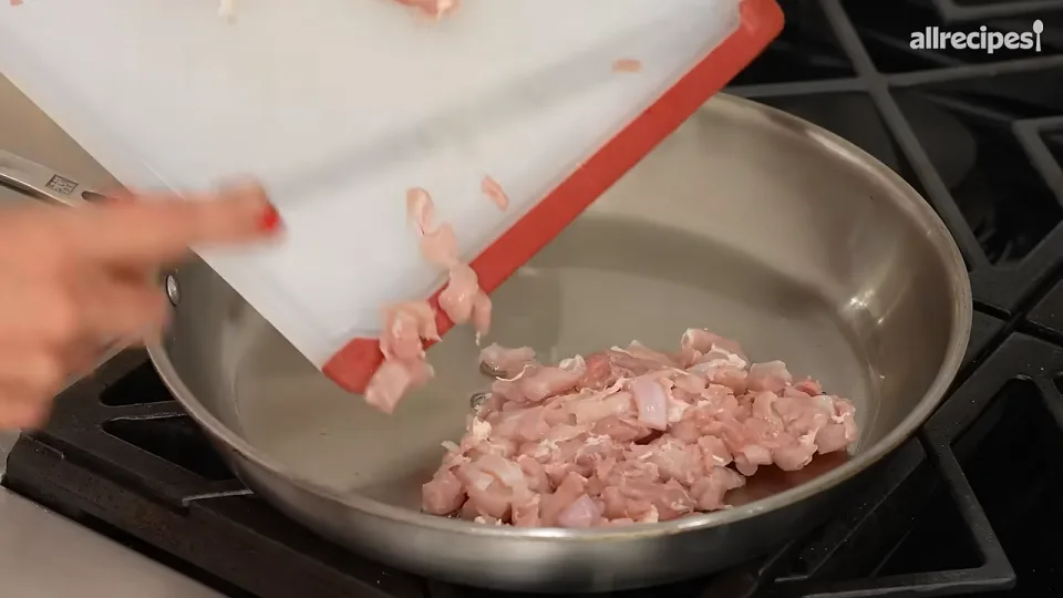 熱鑊落油,雞肉煎至上色